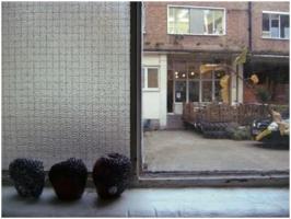 窓から中庭を臨む。向い側は学食。窓の脇のリンゴは腐っているのではなく、誰かの作品。